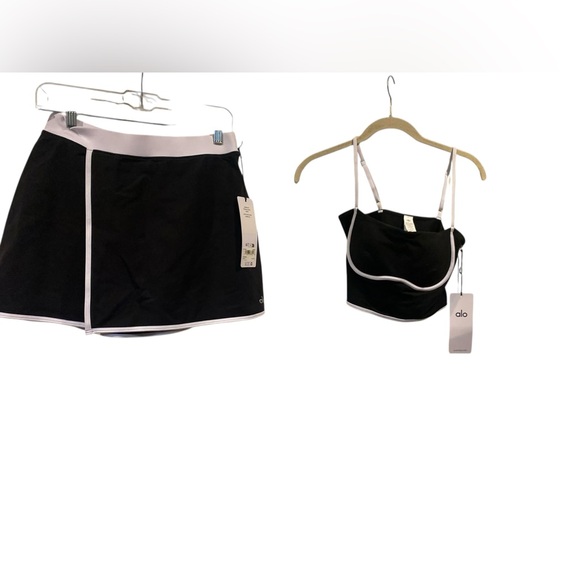 NWT Alo Yoga streamlined skirt and bra set BLACK/WHITE Size M